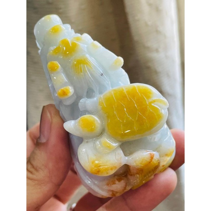 天然A貨緬甸玉 溫潤金黃雙彩手工巧雕代代相傳黃金龍龜翡翠襬件 細潤淡底色肉 黃霧巧雕帶子龍龜-細節圖2