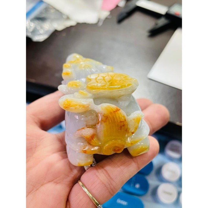 天然A貨緬甸玉 溫潤金黃雙彩手工巧雕代代相傳黃金龍龜翡翠襬件 細潤淡底色肉 黃霧巧雕帶子龍龜-細節圖9