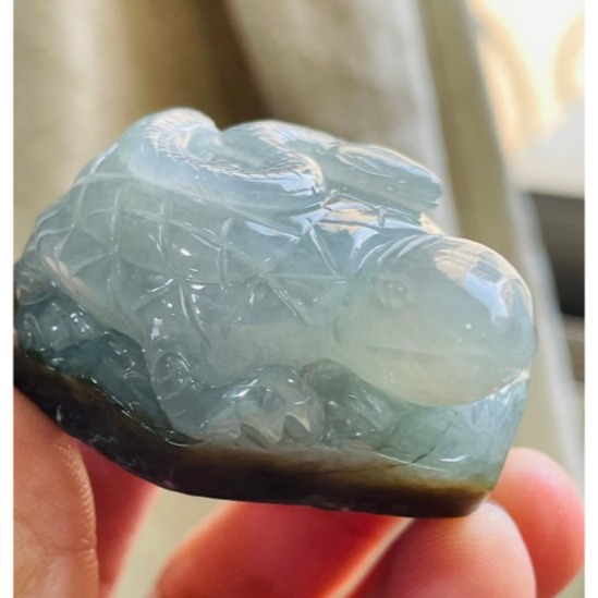 天然A貨緬甸玉 冰膠油青帶原皮手工雕玄武翡翠擺件 起膠灰油肉帶黃原皮 皮肉分明立體俏雕-細節圖7