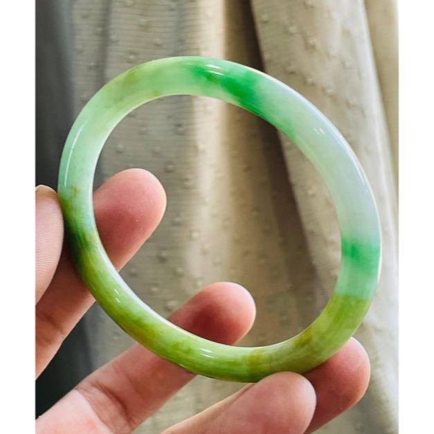天然A貨緬甸玉 老坑黃加綠圓條翡翠貴妃鐲55 16.5圍 鮮明黃綠過渡 辣色陽綠點綴 附台証-細節圖2