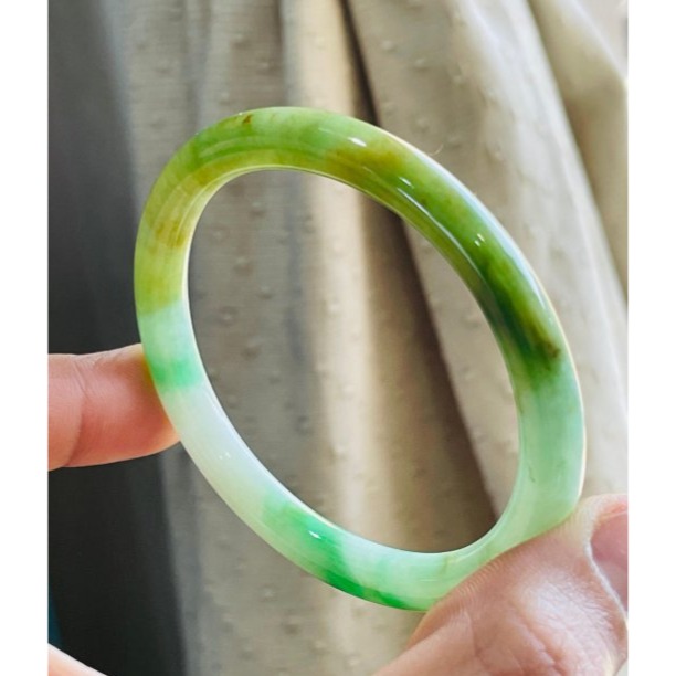 天然A貨緬甸玉 老坑黃加綠圓條翡翠貴妃鐲55 16.5圍 鮮明黃綠過渡 辣色陽綠點綴 附台証-細節圖3