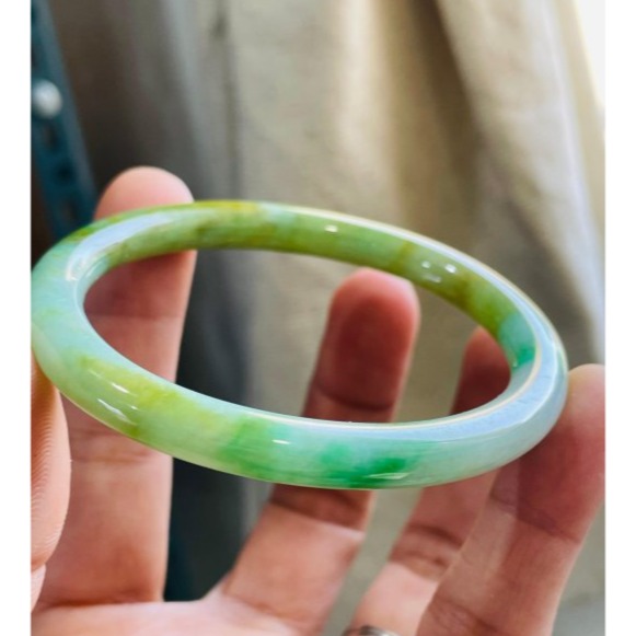 天然A貨緬甸玉 老坑黃加綠圓條翡翠貴妃鐲55 16.5圍 鮮明黃綠過渡 辣色陽綠點綴 附台証-細節圖4