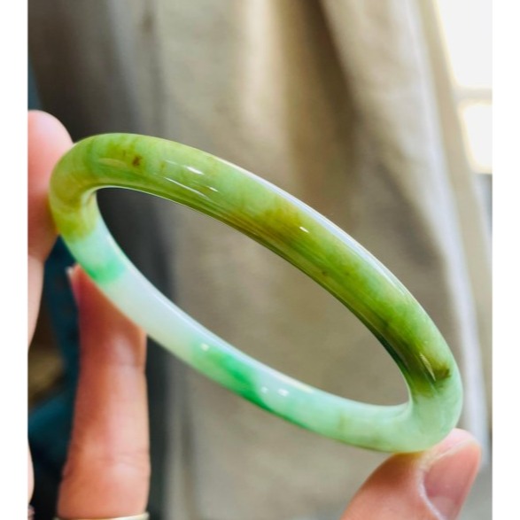 天然A貨緬甸玉 老坑黃加綠圓條翡翠貴妃鐲55 16.5圍 鮮明黃綠過渡 辣色陽綠點綴 附台証-細節圖5