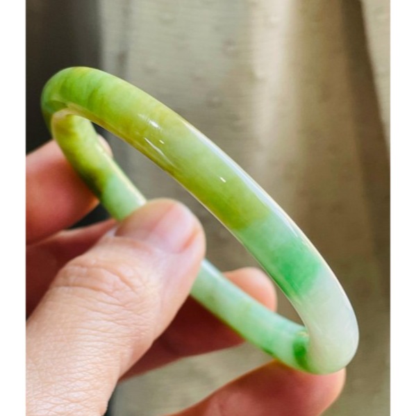天然A貨緬甸玉 老坑黃加綠圓條翡翠貴妃鐲55 16.5圍 鮮明黃綠過渡 辣色陽綠點綴 附台証-細節圖6