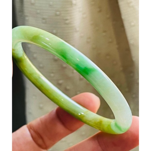 天然A貨緬甸玉 老坑黃加綠圓條翡翠貴妃鐲55 16.5圍 鮮明黃綠過渡 辣色陽綠點綴 附台証-細節圖8