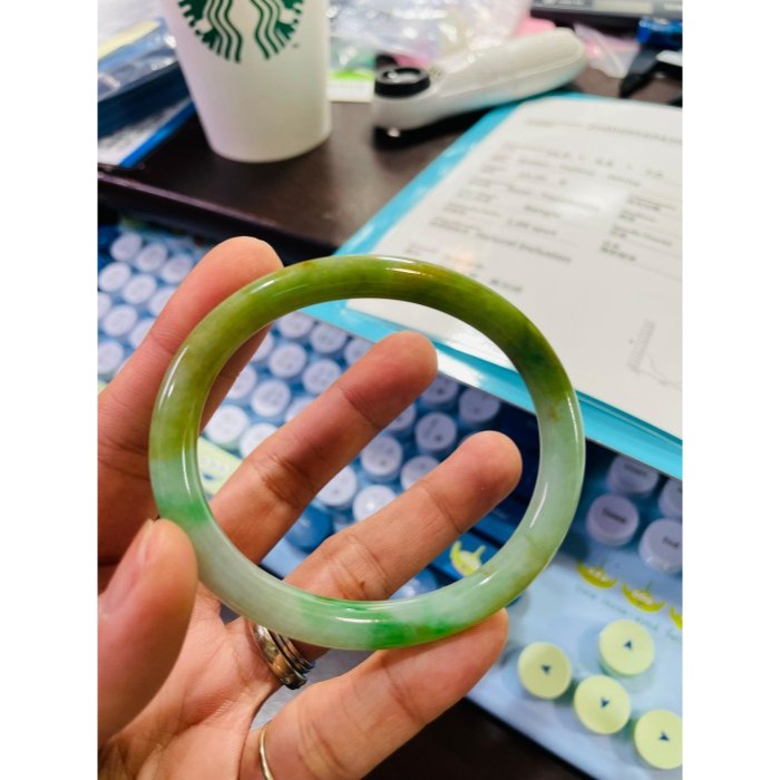 天然A貨緬甸玉 老坑黃加綠圓條翡翠貴妃鐲55 16.5圍 鮮明黃綠過渡 辣色陽綠點綴 附台証-細節圖9