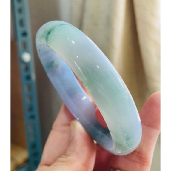 天然A貨緬甸玉 冰種濃春彩飄花正圈翡翠平安鐲55 17.5圍 濃郁茄紫紅紫 滿滿藍綠花點綴 附台証-細節圖4