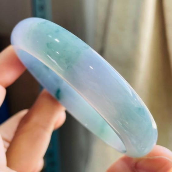 天然A貨緬甸玉 冰種濃春彩飄花正圈翡翠平安鐲55 17.5圍 濃郁茄紫紅紫 滿滿藍綠花點綴 附台証-細節圖7