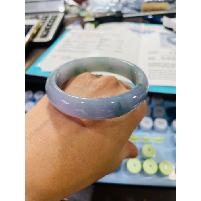 天然A貨緬甸玉 冰種濃春彩飄花正圈翡翠平安鐲55 17.5圍 濃郁茄紫紅紫 滿滿藍綠花點綴 附台証-細節圖9