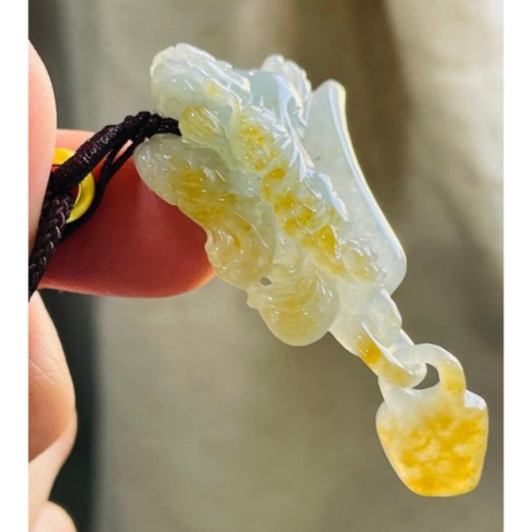 天然A貨緬甸玉 冰潤金黃雙彩手工鏤空巧雕飛天貔貅翡翠玉墜 起冰黃霧層帶冰綠肉 飛天遁地黃金貔貅-細節圖3