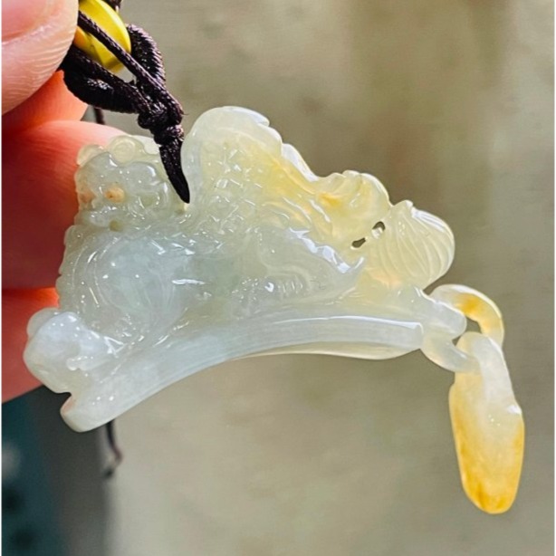 天然A貨緬甸玉 冰潤金黃雙彩手工鏤空巧雕飛天貔貅翡翠玉墜 起冰黃霧層帶冰綠肉 飛天遁地黃金貔貅-細節圖4