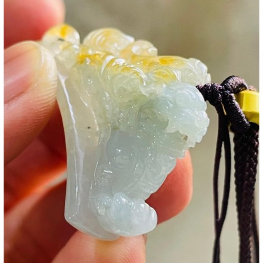 天然A貨緬甸玉 冰潤金黃雙彩手工鏤空巧雕飛天貔貅翡翠玉墜 起冰黃霧層帶冰綠肉 飛天遁地黃金貔貅-細節圖5