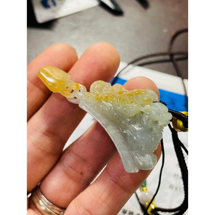 天然A貨緬甸玉 冰潤金黃雙彩手工鏤空巧雕飛天貔貅翡翠玉墜 起冰黃霧層帶冰綠肉 飛天遁地黃金貔貅-細節圖9