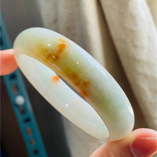 天然A貨緬甸玉 細潤橘紅桂花糕灑金寬條翡翠平安鐲57 18圍 扎實細肉淡綠底色 帶鮮豔灑金-細節圖7