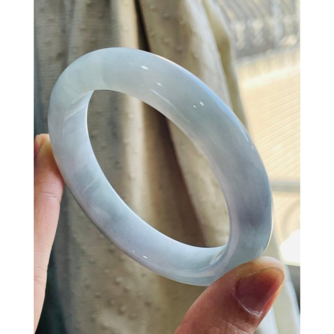 天然A貨緬甸玉 膠潤藍紫飄花厚條翡翠平安鐲59.4 19圍 芙蓉膠潤底妝 藍紫過渡灰白相間-細節圖4