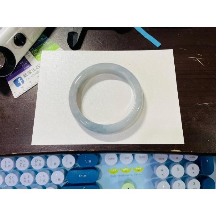 天然A貨緬甸玉 膠潤藍紫飄花厚條翡翠平安鐲59.4 19圍 芙蓉膠潤底妝 藍紫過渡灰白相間-細節圖10