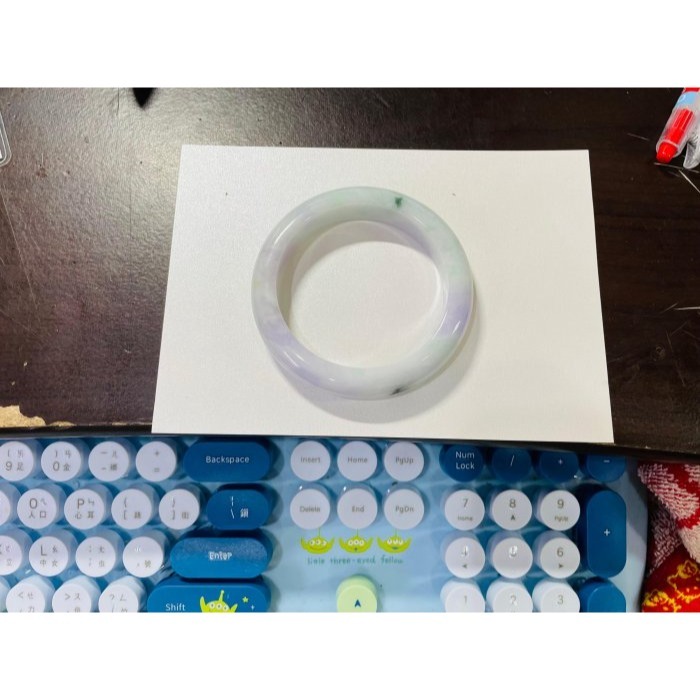 天然A貨緬甸玉 細潤粉春彩帶飄花厚條翡翠平安鐲56 18圍 無晶體細肉底妝 亮紫粉綠 粉嫩春天色系-細節圖10
