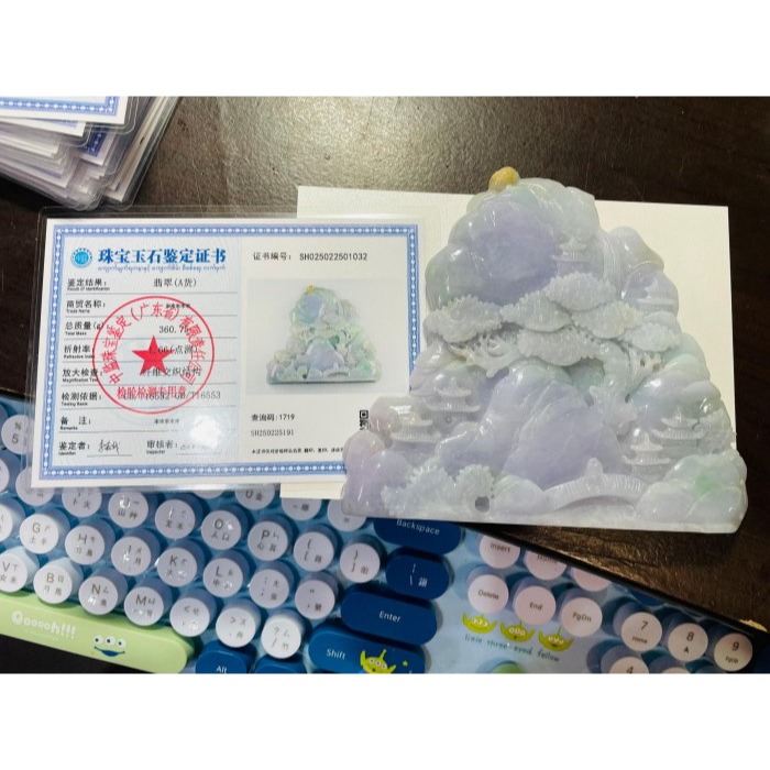 天然A貨緬甸玉 水潤亮春彩俏金手工雕滿園春色翡翠山水擺件 過底粉嫩紫綠滿色 金太陽高掛點綴-細節圖9