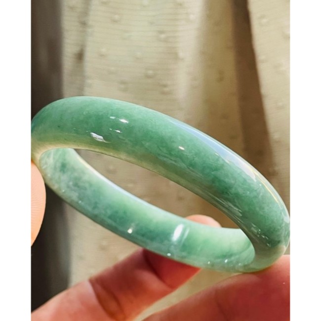 天然A貨緬甸玉 冰湖綠滿色正圈翡翠平安鐲54.5 17.5圍 起冰透光底妝 滿綠不帶灰 小瑕-細節圖2