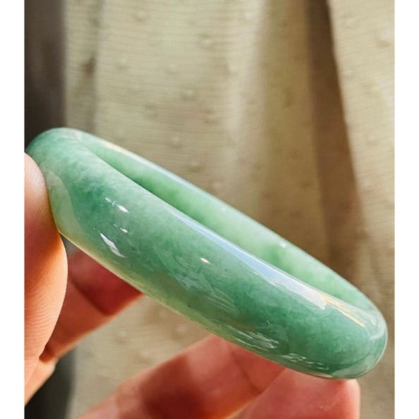 天然A貨緬甸玉 冰湖綠滿色正圈翡翠平安鐲54.5 17.5圍 起冰透光底妝 滿綠不帶灰 小瑕-細節圖3