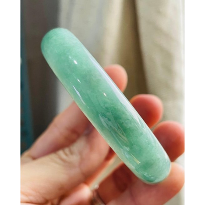 天然A貨緬甸玉 冰湖綠滿色正圈翡翠平安鐲54.5 17.5圍 起冰透光底妝 滿綠不帶灰 小瑕-細節圖4
