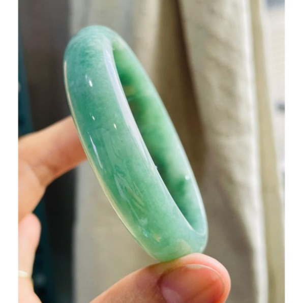 天然A貨緬甸玉 冰湖綠滿色正圈翡翠平安鐲54.5 17.5圍 起冰透光底妝 滿綠不帶灰 小瑕-細節圖5