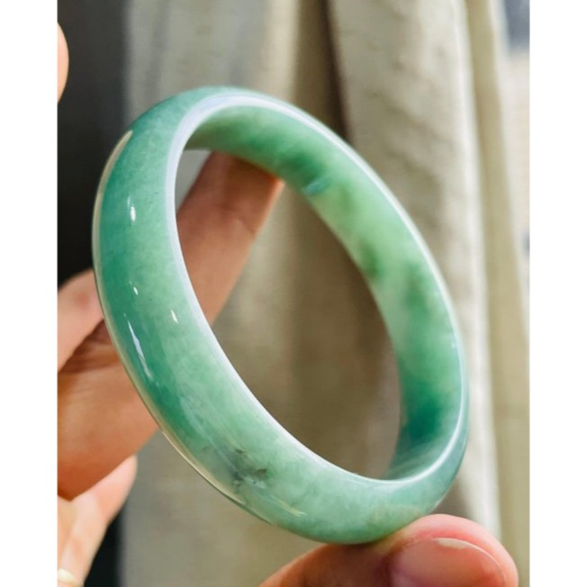 天然A貨緬甸玉 冰湖綠滿色正圈翡翠平安鐲54.5 17.5圍 起冰透光底妝 滿綠不帶灰 小瑕-細節圖6