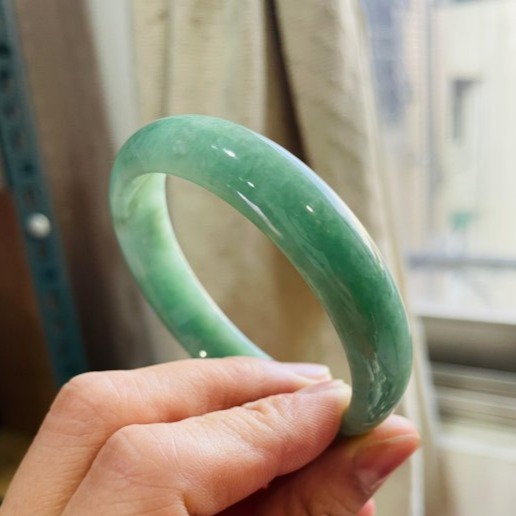 天然A貨緬甸玉 冰湖綠滿色正圈翡翠平安鐲54.5 17.5圍 起冰透光底妝 滿綠不帶灰 小瑕-細節圖7