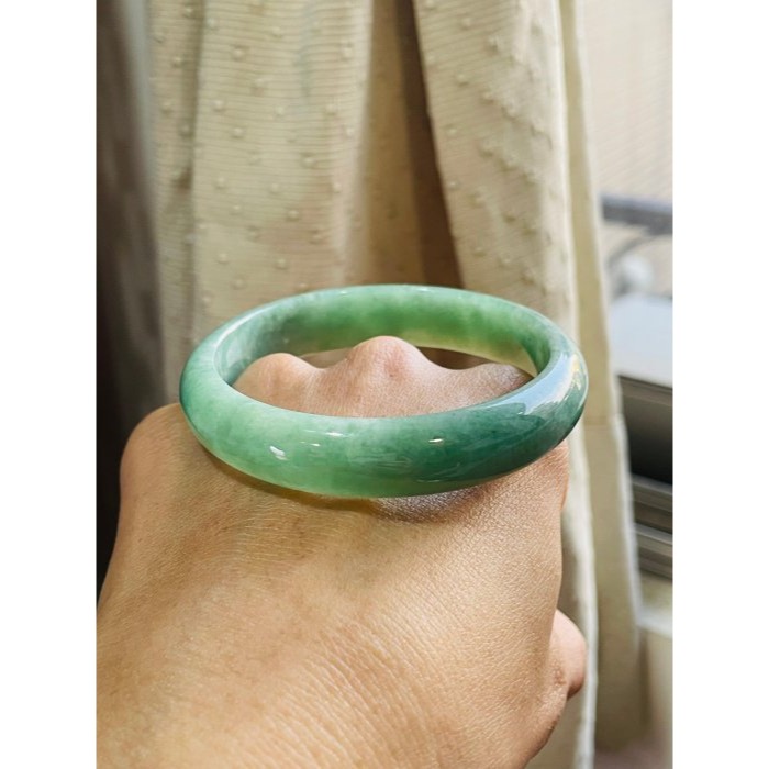 天然A貨緬甸玉 冰湖綠滿色正圈翡翠平安鐲54.5 17.5圍 起冰透光底妝 滿綠不帶灰 小瑕-細節圖8