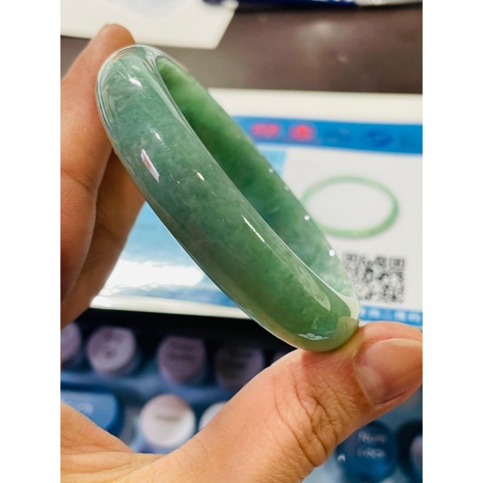 天然A貨緬甸玉 冰湖綠滿色正圈翡翠平安鐲54.5 17.5圍 起冰透光底妝 滿綠不帶灰 小瑕-細節圖9
