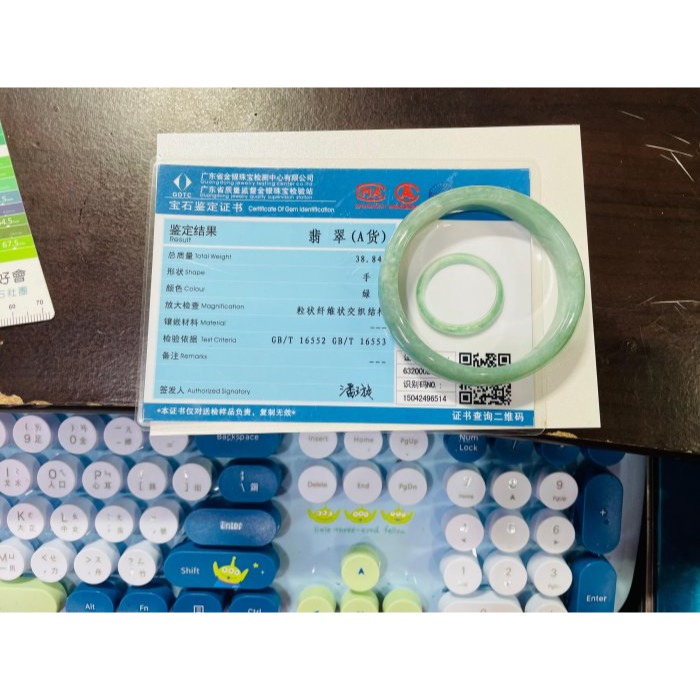 天然A貨緬甸玉 冰湖綠滿色正圈翡翠平安鐲54.5 17.5圍 起冰透光底妝 滿綠不帶灰 小瑕-細節圖10