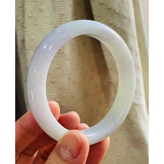 天然A貨緬甸玉 冰潤粉春彩厚版翡翠平安鐲56.8 18.5圍 細潤淡綠底色 俏兩抹粉紫 小清新完美鐲-細節圖2