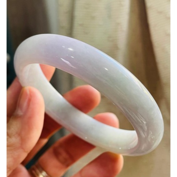 天然A貨緬甸玉 冰潤粉春彩厚版翡翠平安鐲56.8 18.5圍 細潤淡綠底色 俏兩抹粉紫 小清新完美鐲-細節圖3