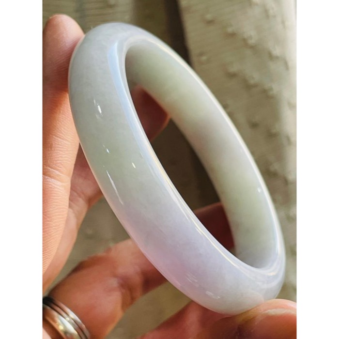 天然A貨緬甸玉 冰潤粉春彩厚版翡翠平安鐲56.8 18.5圍 細潤淡綠底色 俏兩抹粉紫 小清新完美鐲-細節圖4