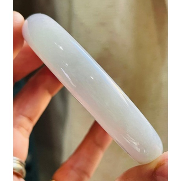 天然A貨緬甸玉 冰潤粉春彩厚版翡翠平安鐲56.8 18.5圍 細潤淡綠底色 俏兩抹粉紫 小清新完美鐲-細節圖5