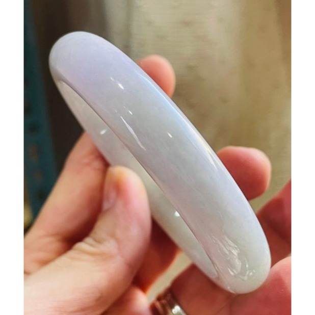 天然A貨緬甸玉 冰潤粉春彩厚版翡翠平安鐲56.8 18.5圍 細潤淡綠底色 俏兩抹粉紫 小清新完美鐲-細節圖6