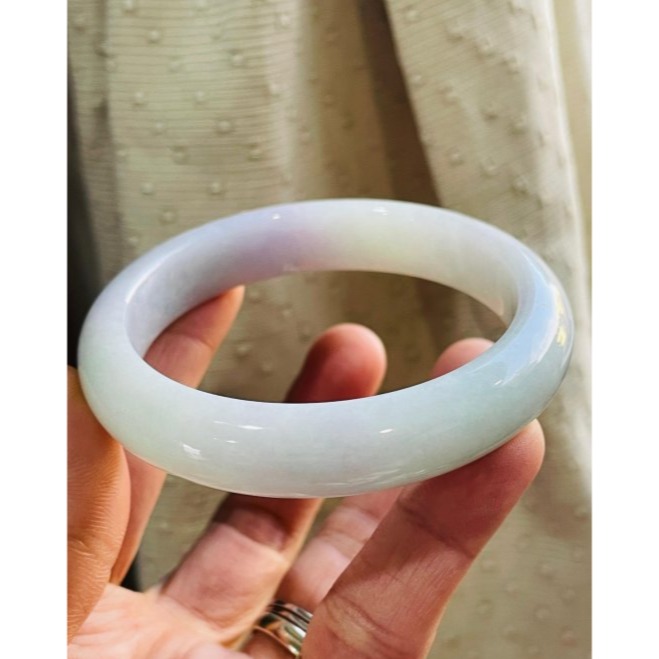 天然A貨緬甸玉 冰潤粉春彩厚版翡翠平安鐲56.8 18.5圍 細潤淡綠底色 俏兩抹粉紫 小清新完美鐲-細節圖7