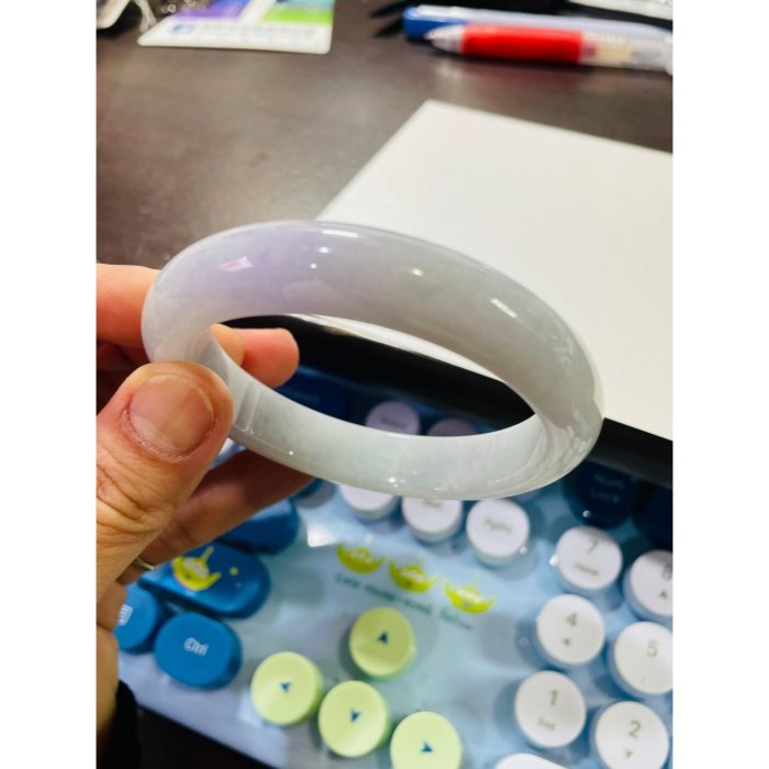 天然A貨緬甸玉 冰潤粉春彩厚版翡翠平安鐲56.8 18.5圍 細潤淡綠底色 俏兩抹粉紫 小清新完美鐲-細節圖9