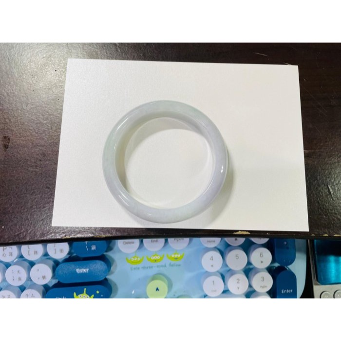 天然A貨緬甸玉 冰潤粉春彩厚版翡翠平安鐲56.8 18.5圍 細潤淡綠底色 俏兩抹粉紫 小清新完美鐲-細節圖10