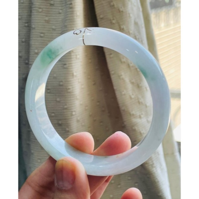 天然A貨緬甸玉 冰潤飄花藏金翡翠描金平安鐲58.3 19圍 底庄乾淨起冰帶膠 大抹綠花橘花點綴-細節圖2