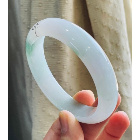 天然A貨緬甸玉 冰潤飄花藏金翡翠描金平安鐲58.3 19圍 底庄乾淨起冰帶膠 大抹綠花橘花點綴-細節圖4