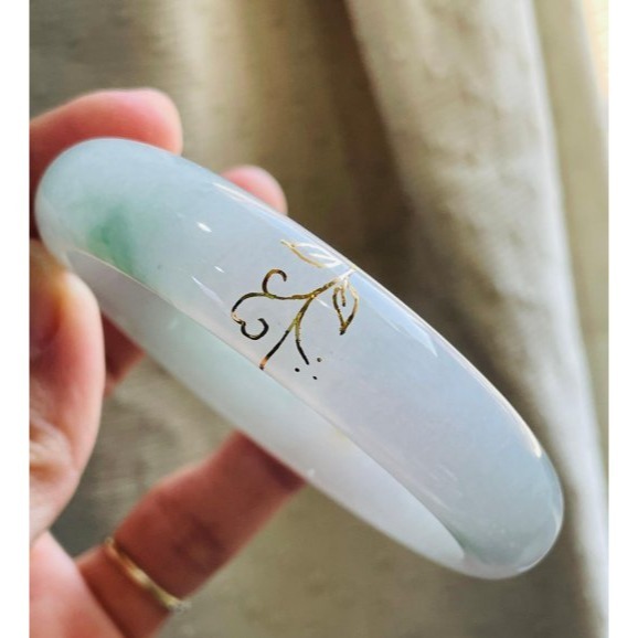 天然A貨緬甸玉 冰潤飄花藏金翡翠描金平安鐲58.3 19圍 底庄乾淨起冰帶膠 大抹綠花橘花點綴-細節圖5