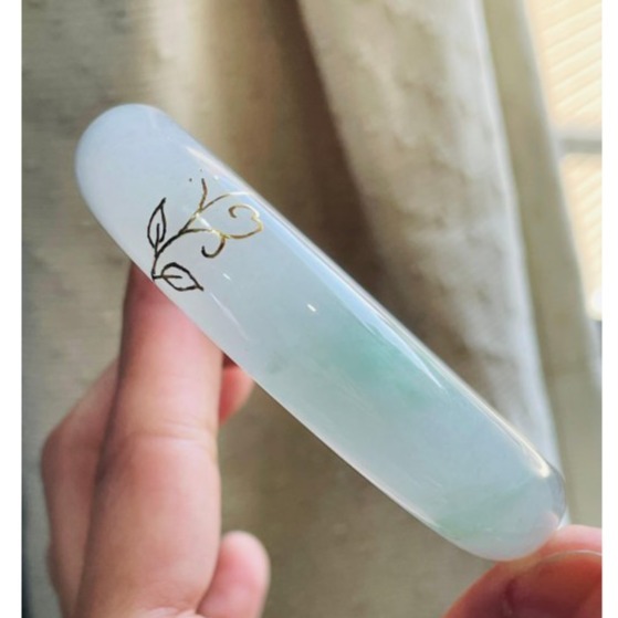 天然A貨緬甸玉 冰潤飄花藏金翡翠描金平安鐲58.3 19圍 底庄乾淨起冰帶膠 大抹綠花橘花點綴-細節圖6