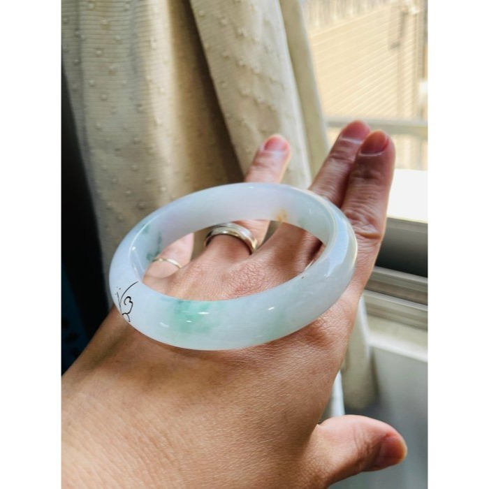 天然A貨緬甸玉 冰潤飄花藏金翡翠描金平安鐲58.3 19圍 底庄乾淨起冰帶膠 大抹綠花橘花點綴-細節圖8
