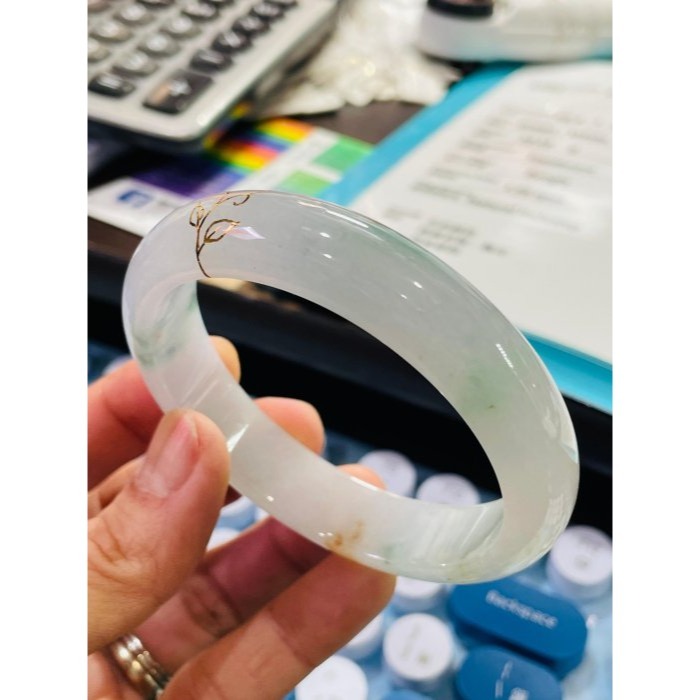 天然A貨緬甸玉 冰潤飄花藏金翡翠描金平安鐲58.3 19圍 底庄乾淨起冰帶膠 大抹綠花橘花點綴-細節圖9