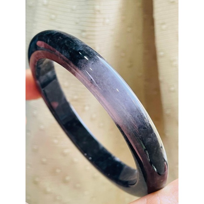 天然A貨緬甸玉 老烏骨雞紫細條翡翠平安鐲59.7 19.5圍 鏡面光烏雞 俏一抹冰烏紫 特色大圈口手鐲-細節圖4