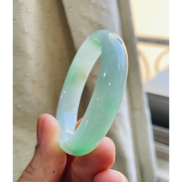 福利品~天然A貨緬甸玉 冰潤白底青灑金翡翠貴妃鐲51.5 16圍 透光細潤白綠分明 幾抹灑金點綴-細節圖2