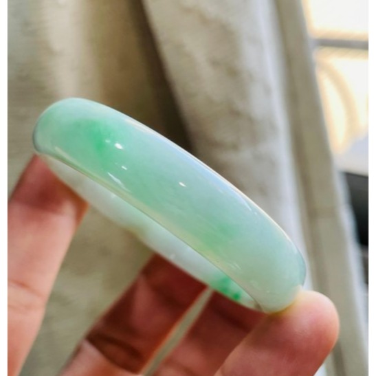 福利品~天然A貨緬甸玉 冰潤白底青灑金翡翠貴妃鐲51.5 16圍 透光細潤白綠分明 幾抹灑金點綴-細節圖3