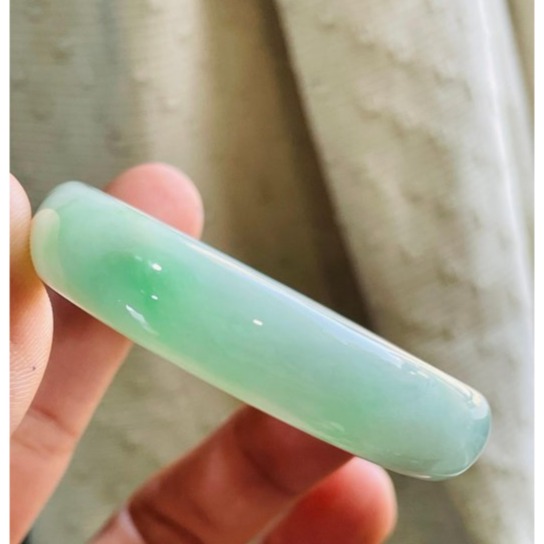 福利品~天然A貨緬甸玉 冰潤白底青灑金翡翠貴妃鐲51.5 16圍 透光細潤白綠分明 幾抹灑金點綴-細節圖4