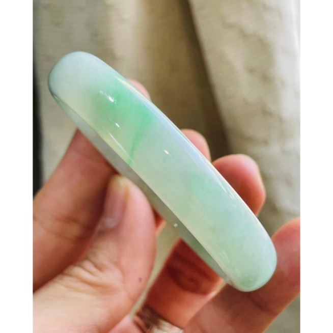 福利品~天然A貨緬甸玉 冰潤白底青灑金翡翠貴妃鐲51.5 16圍 透光細潤白綠分明 幾抹灑金點綴-細節圖5
